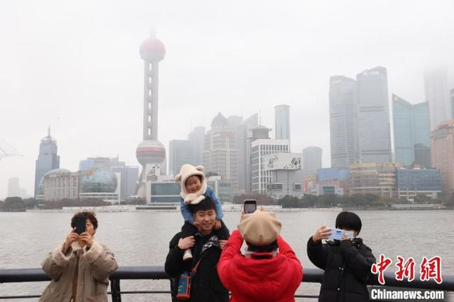 2月1日，上海市，游客们在外滩观光平台欣赏黄浦江两岸景致，感受新年的欢乐与祥和，享受美好的假日生活。中新社记者 泱波 摄