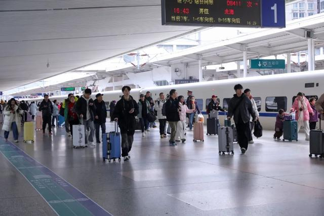 2025年春运，桂林站站台上，旅客正在有序上下车、进出站。铁路供图