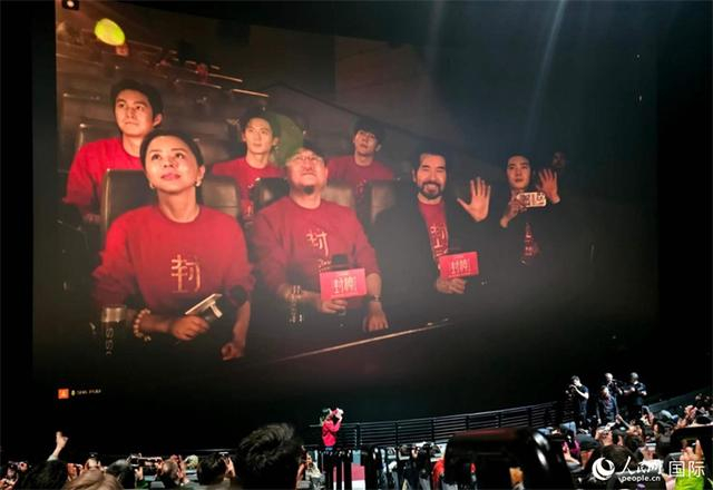 在上海的主创团队与伦敦现场观众连线互动。人民网 杨浩鹏摄