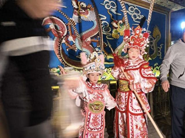 游客热衷“英歌舞”妆造的旅拍。中青报·中青网记者 林洁/摄