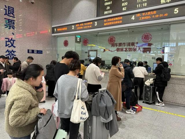 2025年春运，旅客在南宁东站售票处办理车票业务。通讯员 于莉 摄