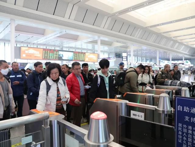 2025年春运，在南宁东站旅客正在有序通过检票口闸机。通讯员 于莉 摄