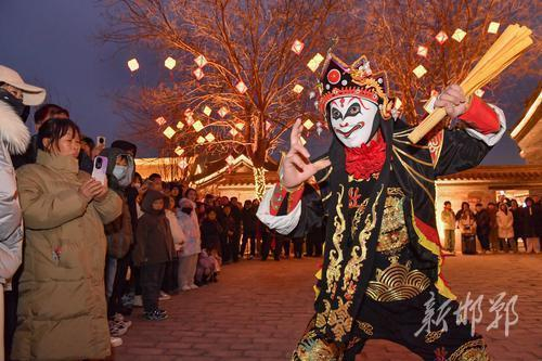 1月31日，在广府古城广平府署内，“变脸”演出吸引众多游客