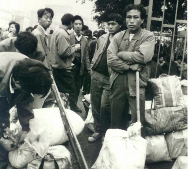 1994年1月，农民工旅客在广西柳州火车站广场候车。铁路供图