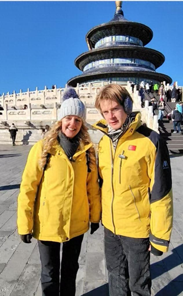 埃米尔与妈妈乌尔丽克在天坛祈年殿前合影。新华社记者于佳欣 摄