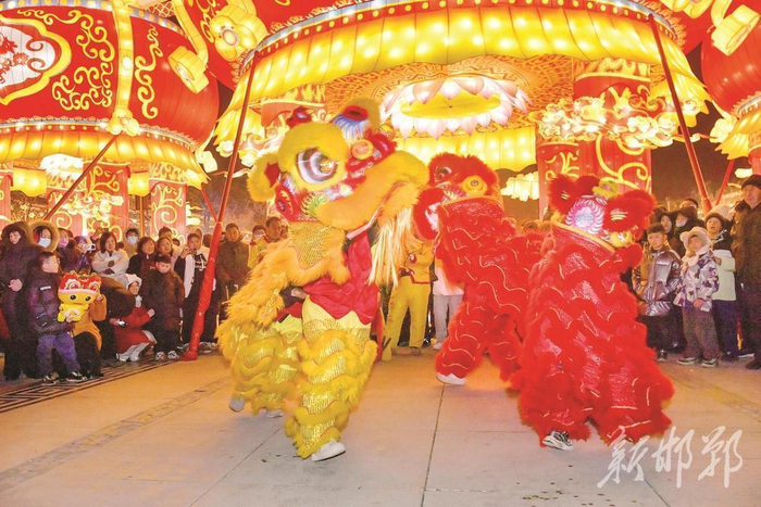 1月31日，广府古城府衙广场，舞狮表演吸引众多游客观看。