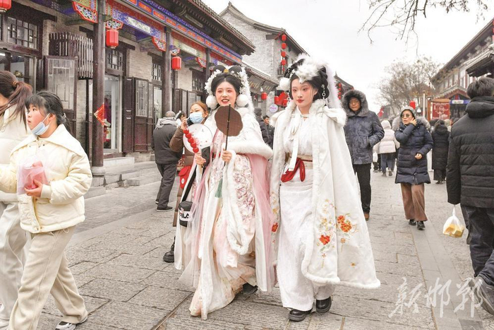 1月31日，身着古装的游客在广府古城游玩。