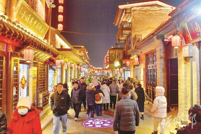 1月31日，古香古色的广府古城吸引众多游客纷至沓来。