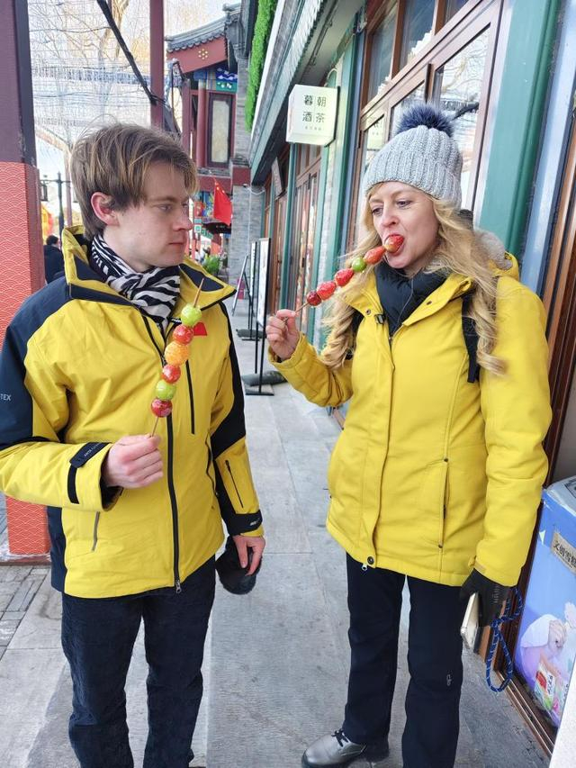 乌尔丽克与埃米尔在什刹海吃糖葫芦。新华社记者于佳欣 摄