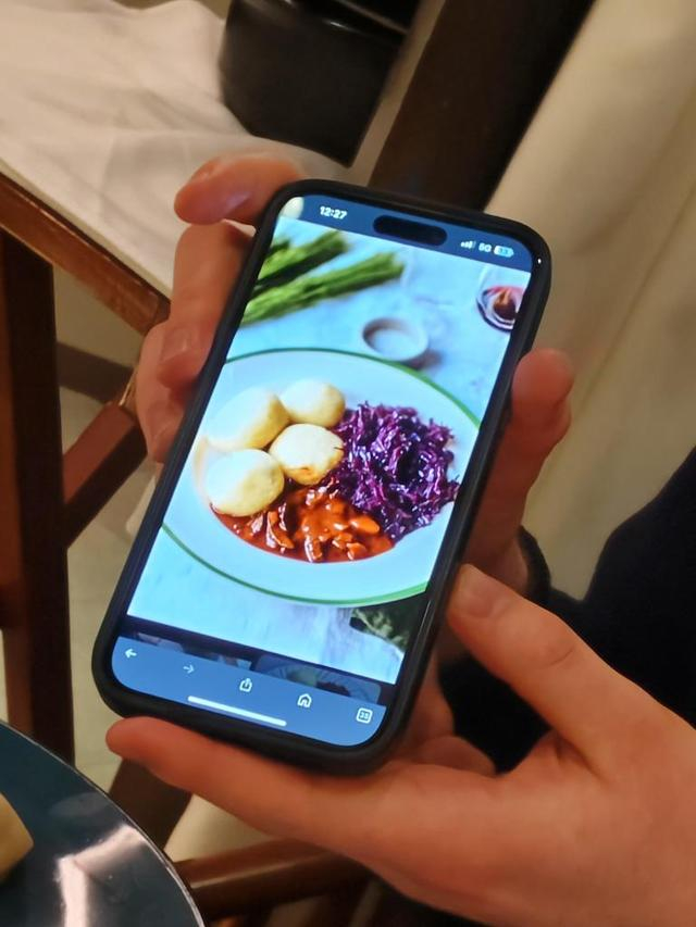 这是埃米尔为记者展示Knödel（德式团子）。新华社记者于佳欣 摄