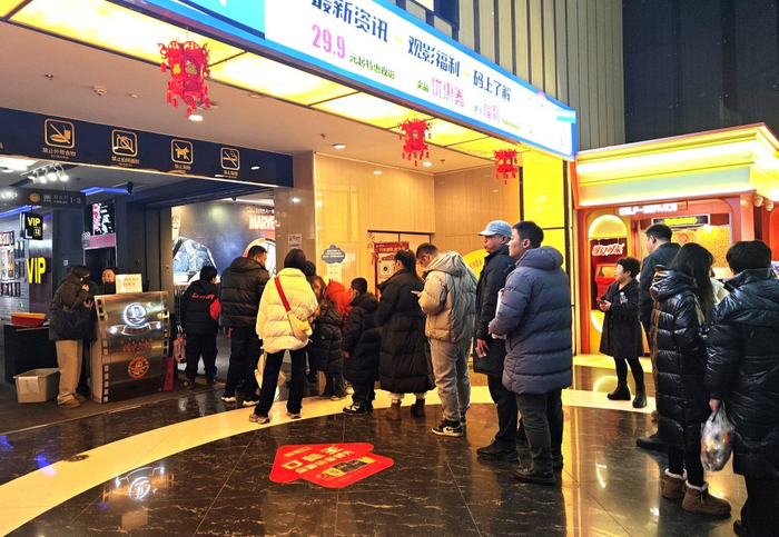2月2日，市民在辽宁省沈阳市一家万达影城排队进入电影院看电影 视觉中国 图