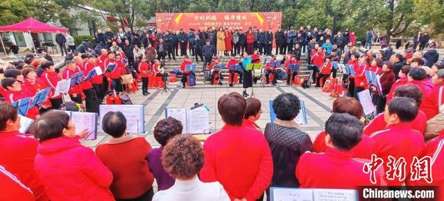 “百姓大舞台” 金蛇献瑞·福泽慢城——2025年柘荣县迎新春文化惠民活动。 张亦峰 摄