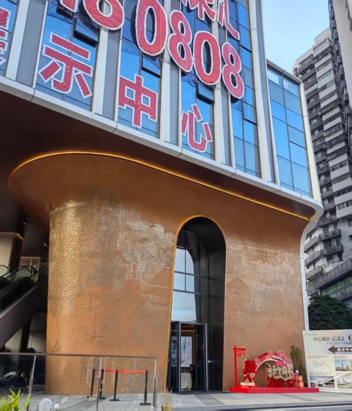 （深圳新房营销中心，春节假期照常开门迎客 吴家明/摄）