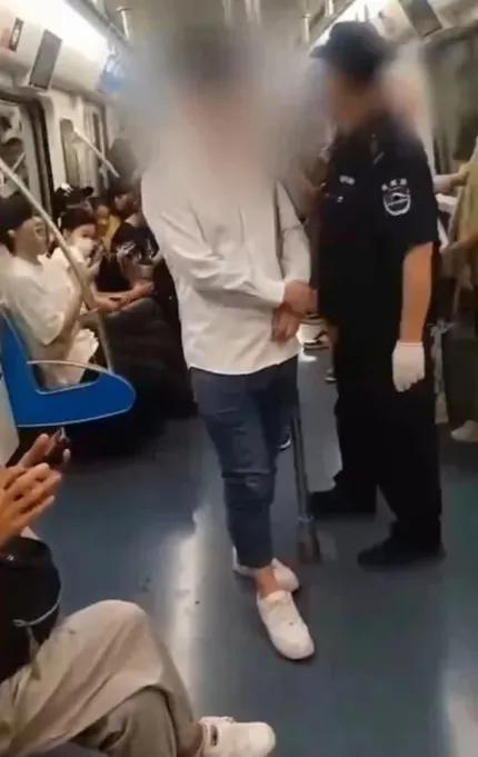 2023年6月11日，成都地铁上，何先生穿的运动鞋因为反光被两名女生质疑“偷拍”。网络图