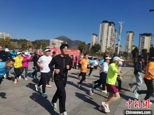 市民踊跃参加迎新春环山跑活动。 马启晨 摄
