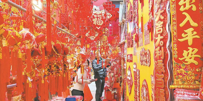     深圳的年货市场，大红灯笼、春联、年画和中国结等春节饰物拉满了节日氛围。