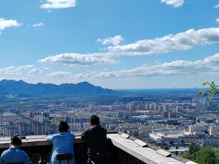  在咖啡馆观景吧台看风景的一家三口。受访者供图