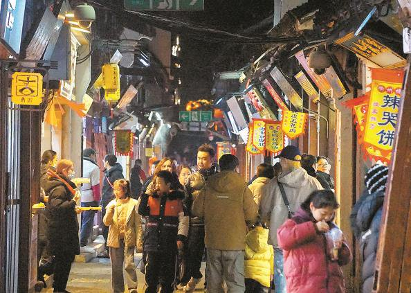             年味浓厚的七宝老街吸引众多市民、游客光顾  图  IC          
