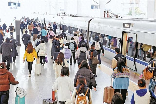 昨日，旅客在厦门火车站有序乘车。（厦门火车站 供图）