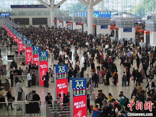 广铁迎春运返程客流最高峰 4日到达客流超246万人次。袁春柳 摄