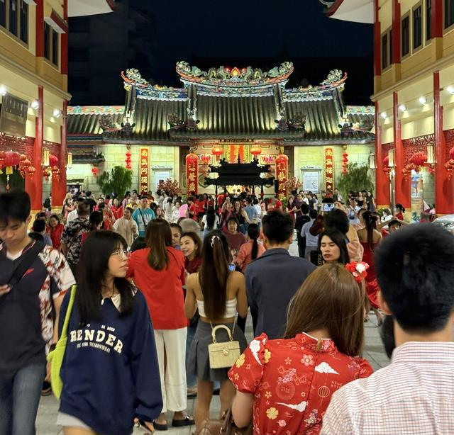 除夕夜，泰国龙莲寺（摄影/财联社记者）