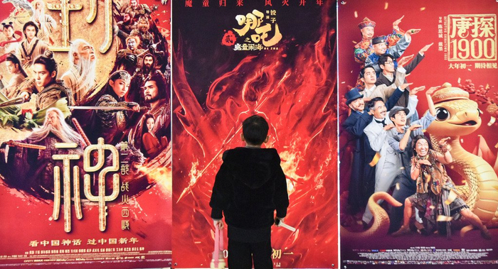 2025年2月3日，观众在安徽省阜阳市一家影城观看电影海报。视觉中国 图