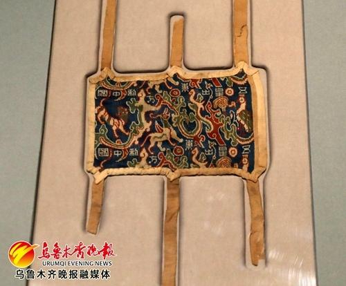 　　新疆博物馆内《新疆历史文物展》中展出的“五星出东方利中国”锦护臂。（2月4日摄）记者王畅彤摄