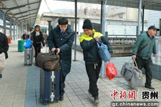 陈峰帮助行李较多的旅客搬运行李。彭亮 摄