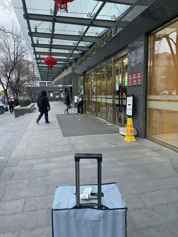 ▲去年初回国带着行李去看病。图 / 访谈者提供