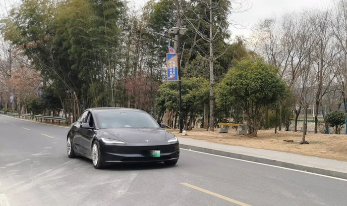 路上行驶的特斯拉  吴典摄