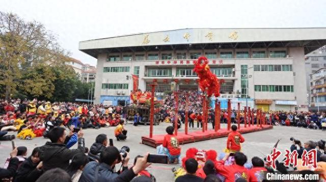 2月5日，广西藤县龙狮大巡游热闹开启。图为狮舞表演现场。欧伟文 摄