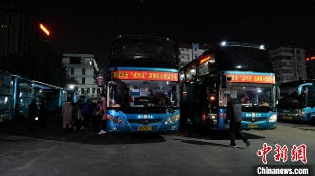 83名广西籍务工人员乘坐“点对点”专车，抵达肇庆返岗复工。张水生摄