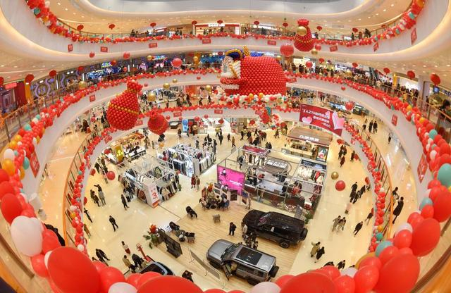 2025年1月29日，人们在四川省广安市广安区一家商场内购物。新华社发（张国盛 摄）