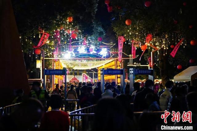 东莞新春活动猜灯谜现场人潮如织。东莞市委宣传部供图