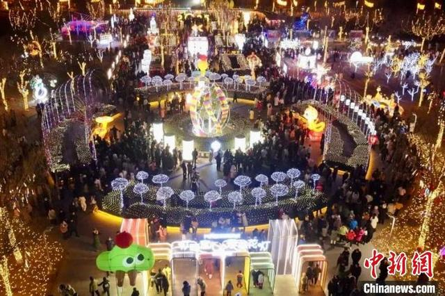 银川老城首届海宝福灯会游人如织。 兴庆区融媒体中心供图