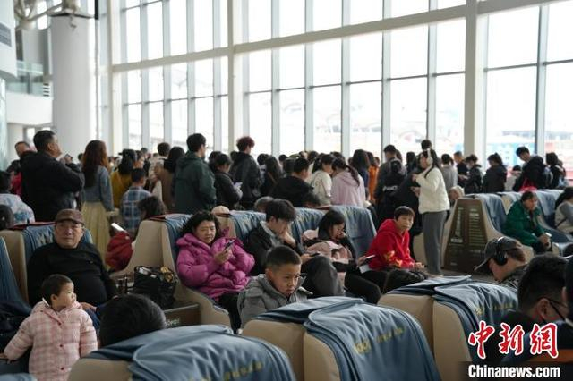 徐闻港待渡旅客。谢晓琳 摄