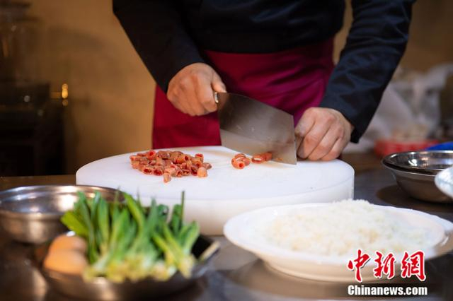 厨师正将清理干净的海肠切段。曲正扬 摄