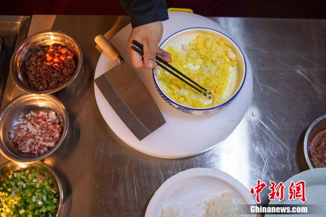 图为制作海肠捞饭的食材。曲正扬 摄