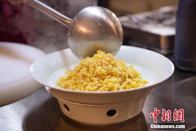 炒好的米饭颜色金黄，晶莹剔透。曲正扬 摄