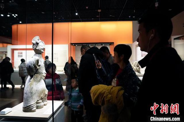 图为2月1日民众在成都博物馆参观“锦城丝管：和合共鸣的音乐成都”展。 记者 安源 摄