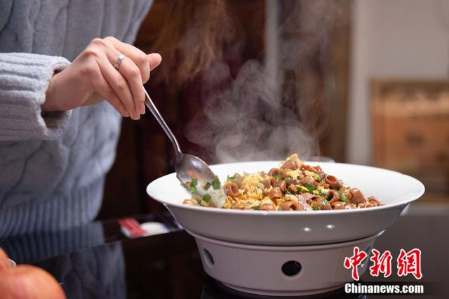 食客正在品尝海肠捞饭。曲正扬 摄