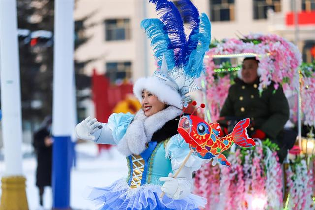 “花车巡游”穿越冰雪覆盖的街道。毕力格 摄