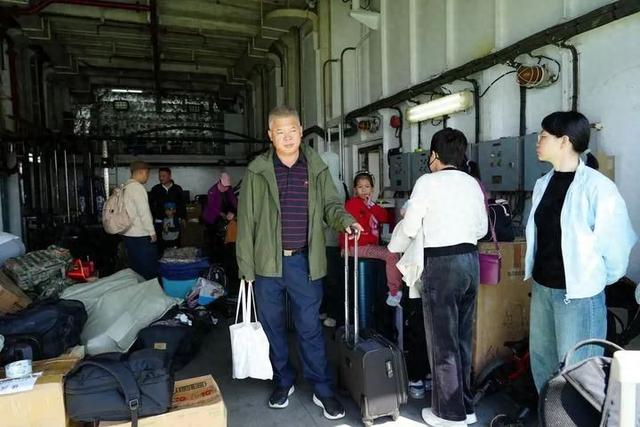 1月25日，三沙市永乐工委书记王少雄和工委工作人员及其家属们正在等候下船。组图均由新华每日电讯记者夏天 摄