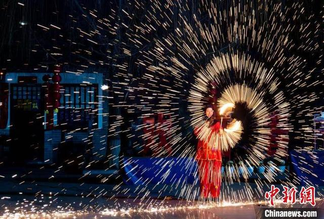 内容丰富的新春夜间活动营造出“烟火气”十足的新春氛围。洪洞大槐树景区供图