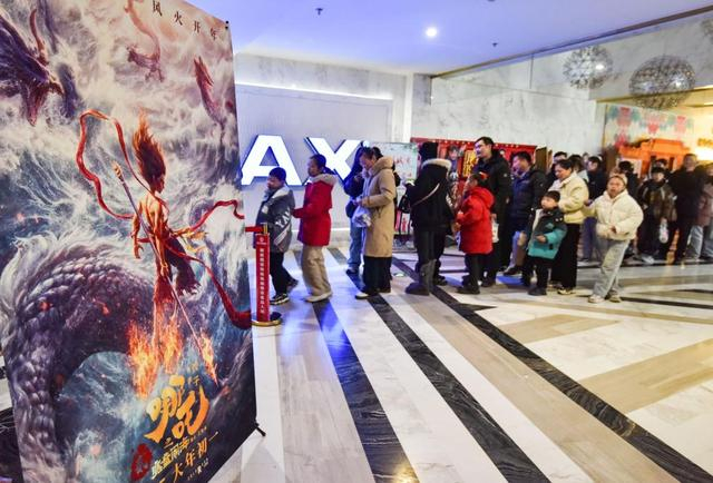 2025年2月3日，人们在安徽省阜阳市一家影城排队进场观影。新华社发（卢启建 摄）