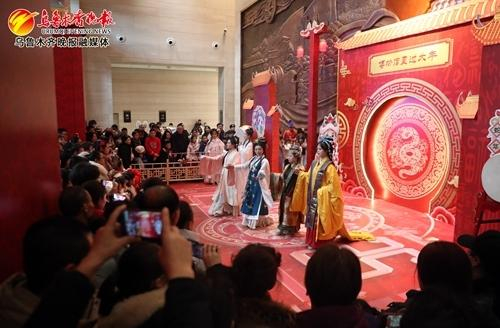 　　2月2日，乌鲁木齐市博物馆内，游客参与“博物馆里过大年”活动。记者王畅彤摄