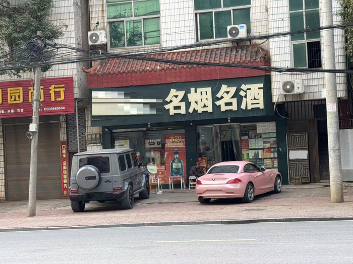 路边的奔驰G63和宝马Z4 吴典摄