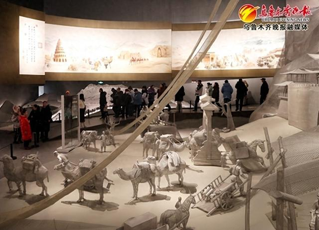 　　2月4日，乌鲁木齐市博物馆内游客参观序厅。记者王畅彤摄
