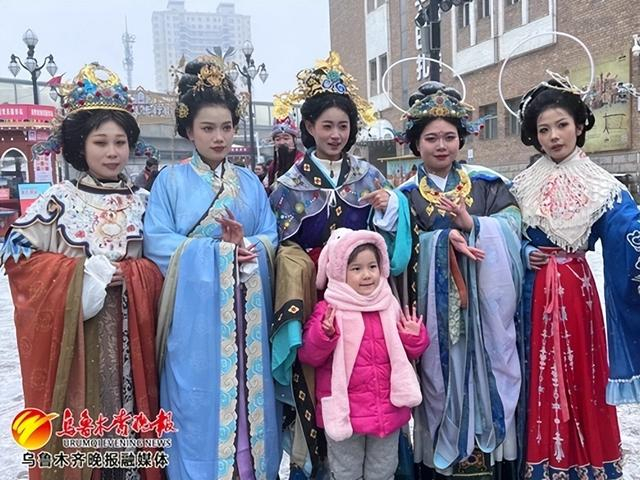 　　在大巴扎步行街，穿着传统服饰的小姐姐们与小朋友合影。受访者供图