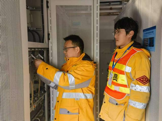 青年职工在通信机房进行设备巡视。中国铁路上海局团委供图